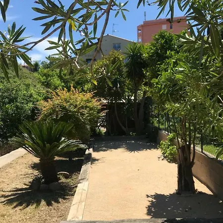 Les Amandiers Holiday home *
